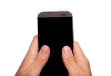 Nie lubisz topornej obudowy? Ubezpieczenie ekranu smartfona zapewni spokój