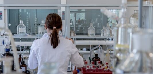 Na czym polegał test Turinga?